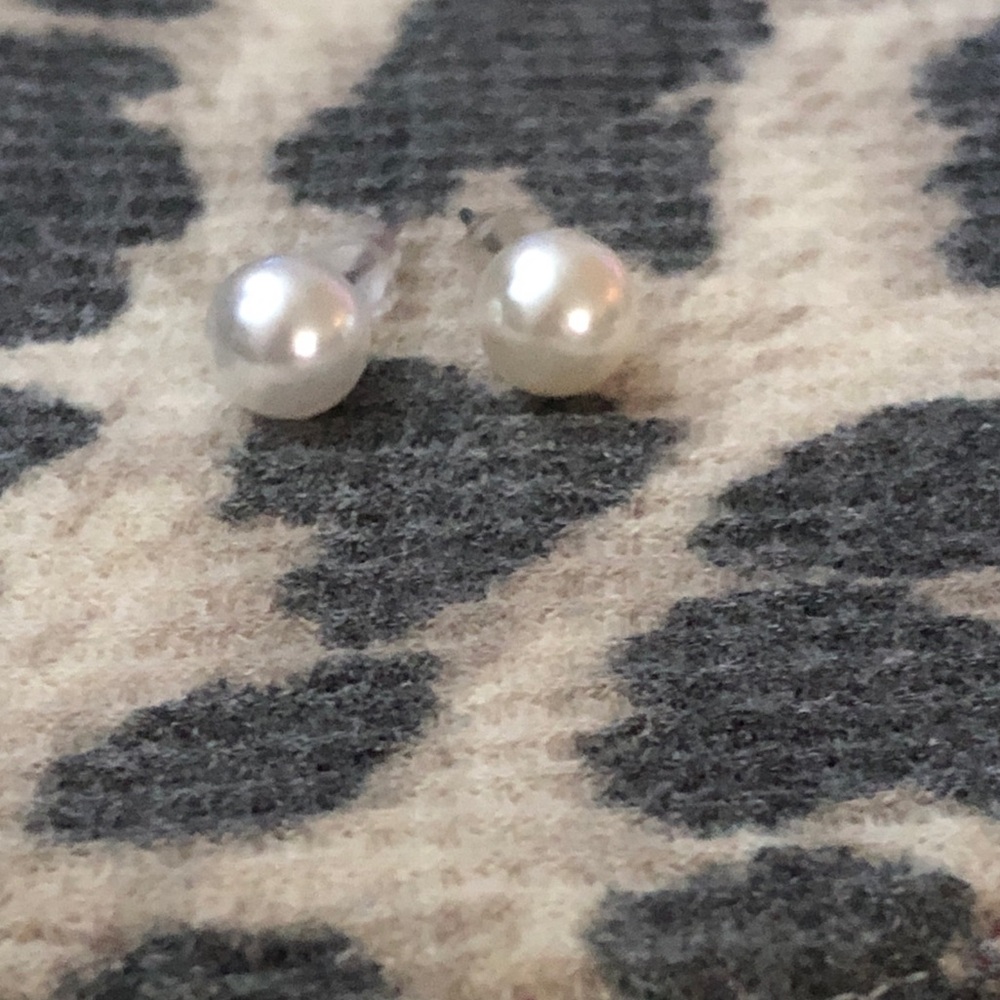 🕸️ Classic Faux Pearl Stud Earrings